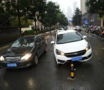 重庆一轿车“骑上”隔离栏 场面尴尬