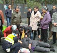 老人出门意外被撞倒 民警单膝跪地照顾暖心