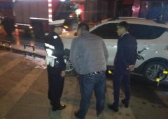 男子加速变道出事故  汽车“骑上”安全带
