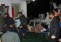 船员突发疾病江上求助 半小时内被送到医务人员手中