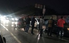 雨夜光线不好路还滑，绿灯路口四车追尾