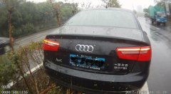 奥迪女司机为避让货车  开上路中隔离带