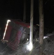 惊险！重庆一大货车撞上民房冲下20米高山坡