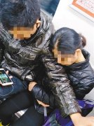 车厢内现感人一幕！  爱你，用行动表示
