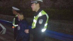 找不到回家的路  小男孩独自站在路边哭泣