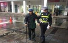 老人银行取钱后不走了  嘴里还念着一串数字