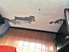 居民家中屋顶漏水 问题四年没解决