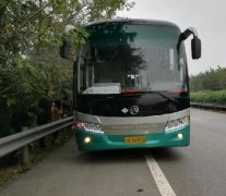 高速路现惊险一幕 执法队员及时化解