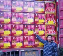 吓人！男子竟拉了一大车烟花爆竹上路