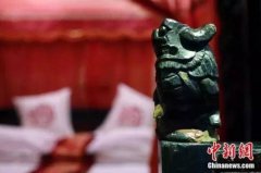 重庆汉子收藏300多架中国古床 还开了个穿越博物馆