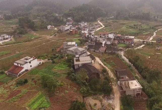 在应急抢险队伍的帮助下，当地村民正在积极恢复正常的生产生活。（YYQ）