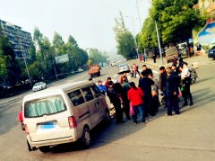 大爷驾摩托车与面包车相撞 满脸是血四季豆飞撒一地