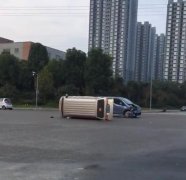  重庆两面包车相撞   一辆侧翻在地