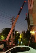 大吊车在街上吊起一个人 如老鹰抓小鸡