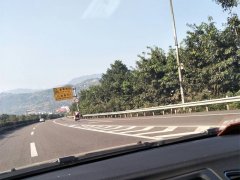 二轮摩托变“货车”   高速路上疾驰
