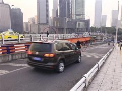 情侣大桥上摆造型 不顾身旁车辆飞驰