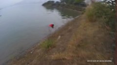 男子晨练看到河中有漂浮物 走近一看原来是个人