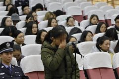 重庆一女子遭家暴欲毒杀丈夫 法庭受审时落泪