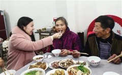女子走失33年 终于见到亲生父母