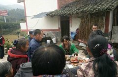 潦倒女子来讨食  主人家让她选喜欢吃的