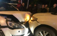 醉驾司机开车打电话  逆行撞车
