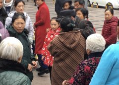 偶遇前任保姆  95岁老人拽住她不放手