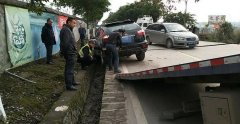 小车变道掉进沟渠 民警快速成功救援