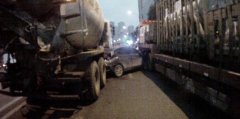 追尾导致小车几乎报废 行车安全车距很重要