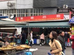 摊贩煮抄手前擦鼻涕 食客看后欲离开被拦