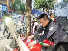“马大哈”车主忘锁车 民警为防被盗帮他锁了