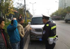 车辆半路抛锚 民警紧急救场