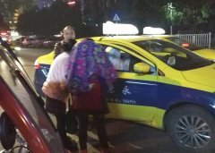 手足无措时 她遇到了好心店主和司机