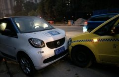 两车相撞出租司机一甩盘子 旁边的共享汽车也糟了
