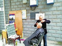 小区来了一个“五元理发师” 只想专职给老人理