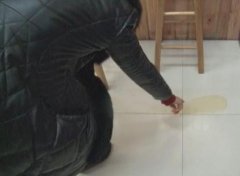 多名男子不雅动作被拍下 女店员看后惊呆