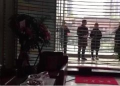 卷帘门突然垮下砸裂地砖 女子被困数小时