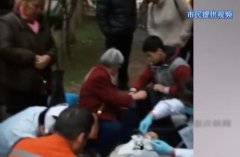 男子过马路时突然晕倒  中学生路过施救