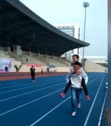 女大学生长跑力竭  男友背着冲刺