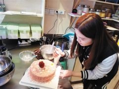 女子为了儿时梦想 辞去医院工作开甜品店