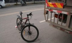 初中生蒙头骑车不看路  撞上路边大货车