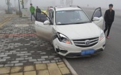 十字路口不观察  两车相撞受损严重