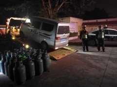 面包车拉28个煤气罐被查