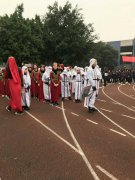 重庆一小学运动会入场式画风奇特  班级口号堪比段子手