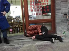 男子寒冬里躺大街上睡觉 满脸伤口十分狰狞