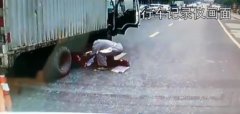 重庆女子奔跑着横穿公路 被卷入货车车底