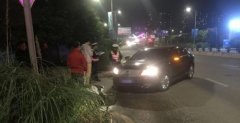 情侣边开车边看视频 将摩托车撞飞10多米远