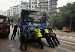 车辆熄火阻交通 警民“力哥们”推车保畅