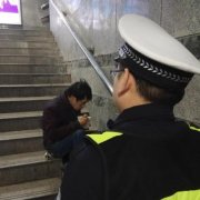 男子找工作饿昏街头 民警端来热腾腾的水饺