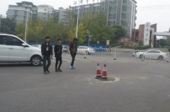 不走过街天桥 横穿道路很危险