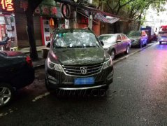 男子霸道违停 连吃两罚单后被拖移